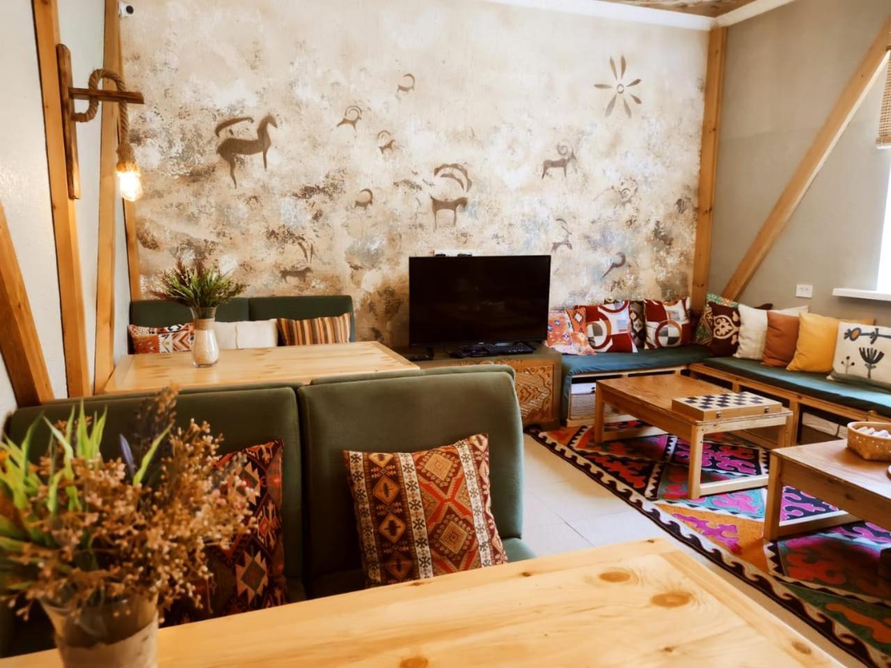 Silkroad Guesthouse Бішкек Екстер'єр фото