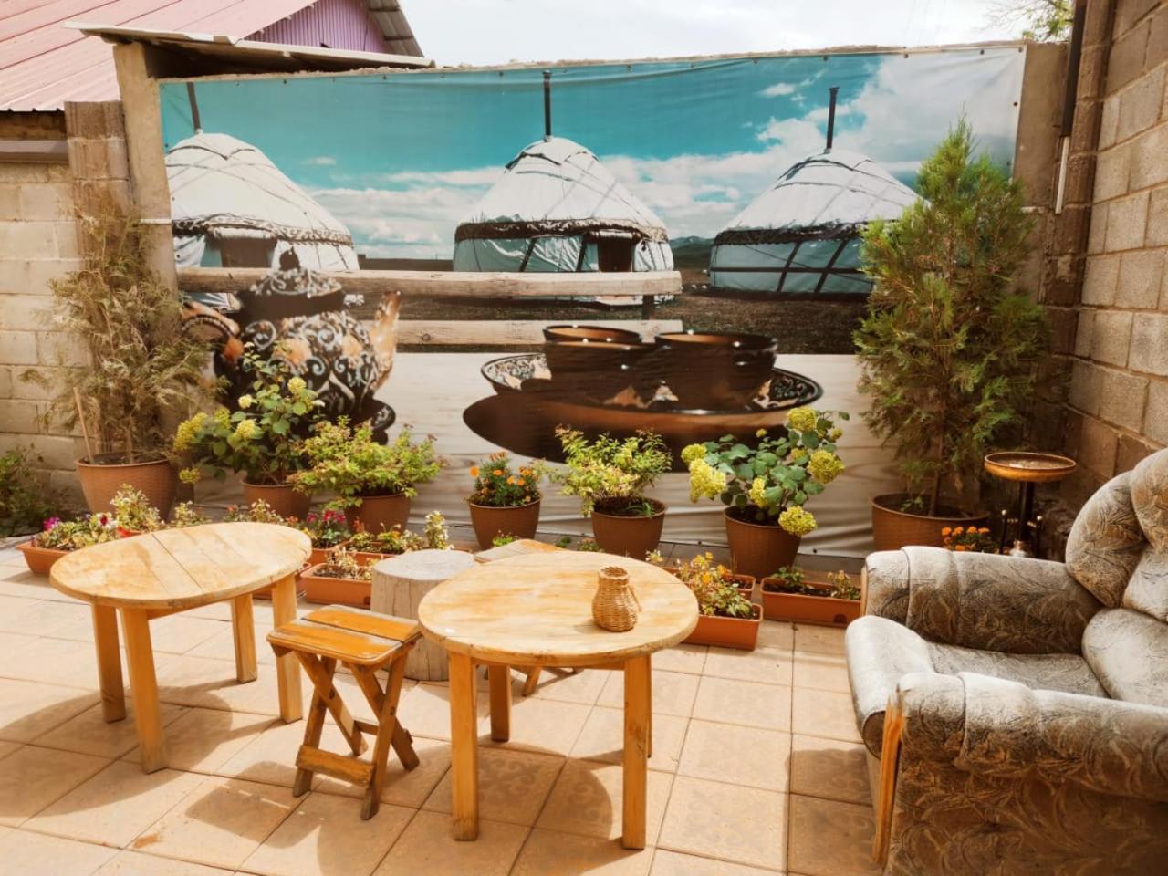 Silkroad Guesthouse Бішкек Екстер'єр фото